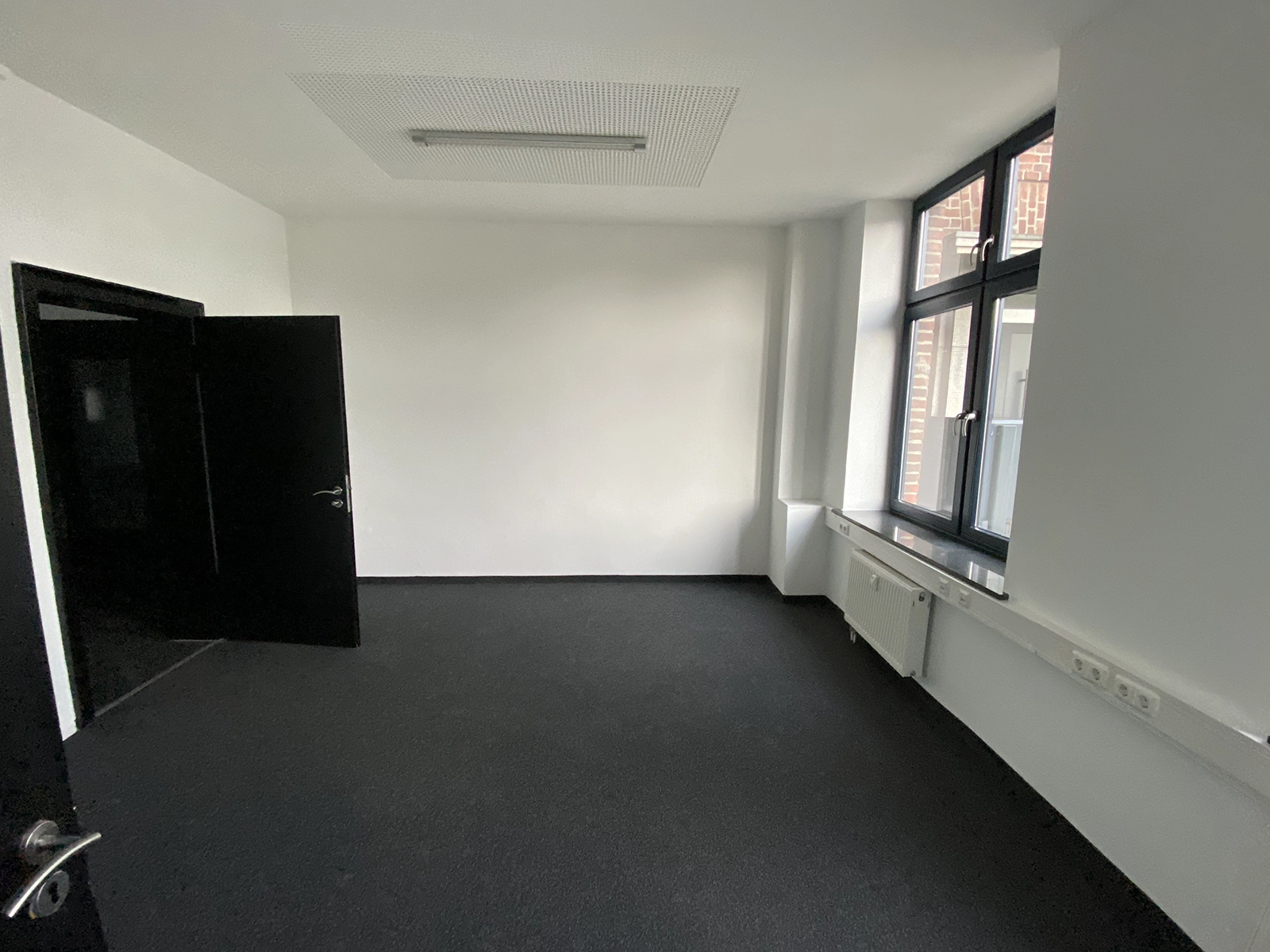 Heller Büroraum EG1 mit DV-Verkabelung