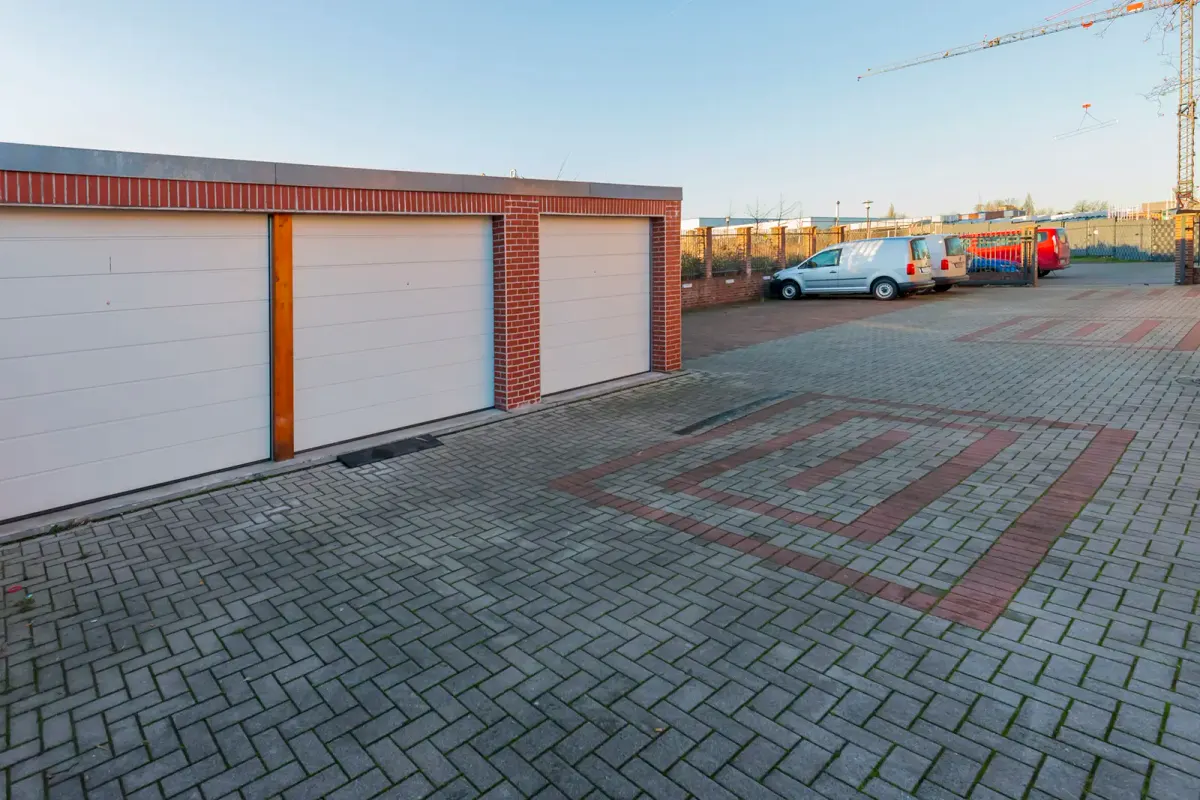 Stellplätze und Garagen am Gebäude Von-Hofmann-Straße 2 mit gepflastertem Hof
