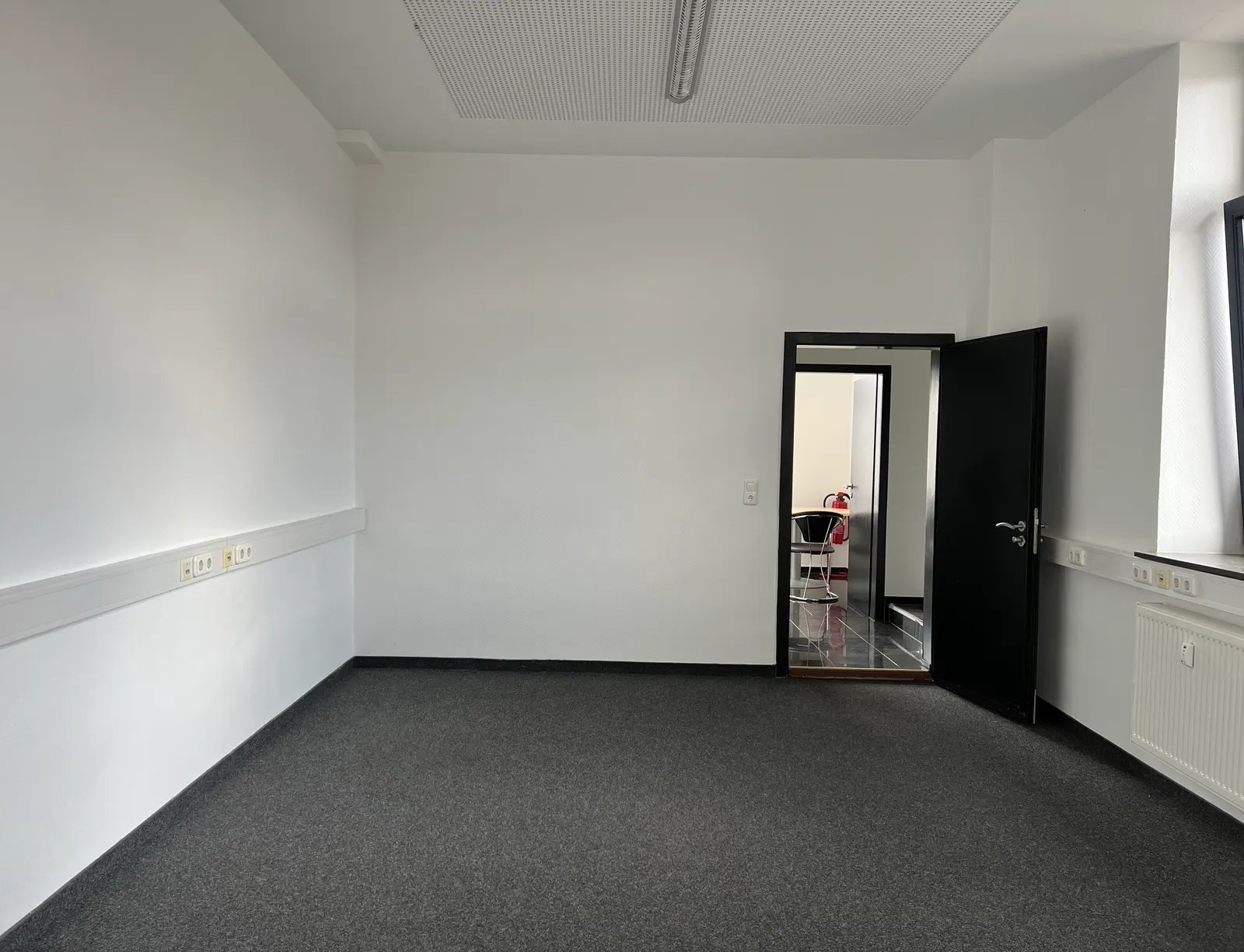 Kleiner Büroraum mit Blick auf die Küche